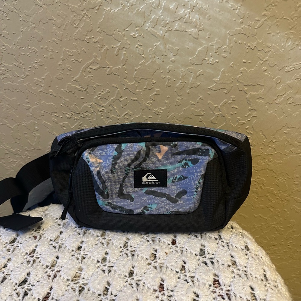Quiksilver Black and Blue Men's Waist Bag  Adjustable Strap NWOT